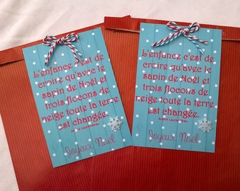 2 grands sachets cadeau Noël rouges, étiquette citation sur bois bleu, 25 x 16