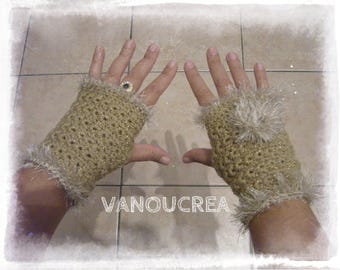 beige fingerless gloves with a beige border