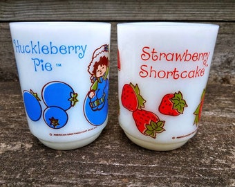 Pair of vintage 1980s Strawberry Shortcake and Huckleberry Pie Mugs/Anchor Hocking American Greetings/Coffee Milk Tea Glass Mug/80s collecti