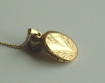 Vintage Locket Gold Filled Vintage Etched Picture Locket Necklace with Fine Chain
