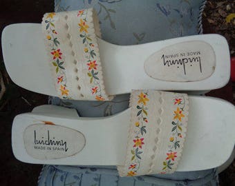 Vintage 1970s Luichiny of Spain Wooden fancy Geisha Style Sandals White size 9 by JeansVintageCloset