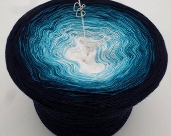 Lady Dee's Traumgarne - Lake View - shadow outside - 4 ply gradient yarn, 4 colors, Color Changing Yarn