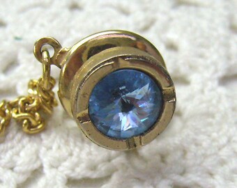 Vente... Épingle à cravate Vintage bleu Rivoli cristal... Épinglette bleu scintillant... Pierre de naissance décembre épingle à cravate...