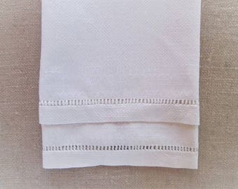 Vintage Bath Towel Huck Linens Antique Guest Towel Bed and Bathroom Shabby Cottage Chic Decor Woven White Textiles Drawnwork Vintage Linens