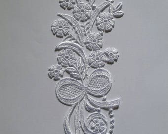 1 28 cm X 8 cm white Venice guipure lace applique