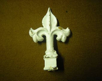 vtge finial-fleur de lys-cottage chic-art-crafts-supply-hardware-home decor-home and living-upcycle-assemblage-