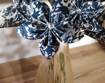 Flores de papel de brocado azul