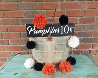 Halloween Pom Pom Garland. Halloween garland, handmade garland, yarn pom poms, halloween party decor, orange pom poms, black pom poms, yarn