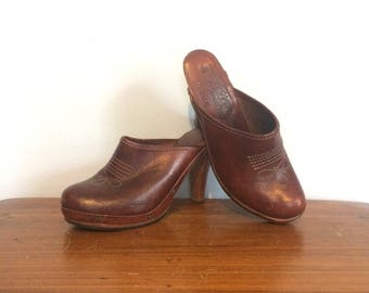 Vintage 70s Brown Leather Clogs High Heel Western Wooden Heel Boho Hippie Thom McAn Mules Made in Brazil Size 7