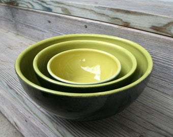Beautiful Vintage Dark and Apple Green Nesting Bowls