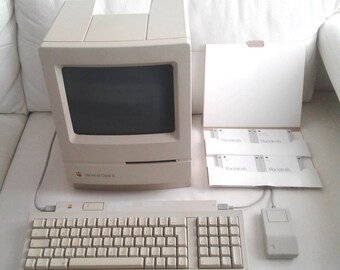 Apple Macintosh Classic II Computer with original keyboard, mouse and system Disk 7.1 Very clean excellent CONDITION VINTAGE Computer