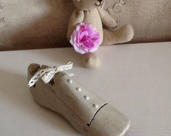 Wooden shoe form, very old patina in the "linen net"