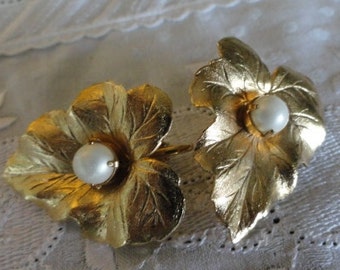 B765) Vintage Sarah Coventry Clip on earrings gold leaf with pearl