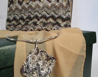 Elegant satin pochette with beige and brown wool knit