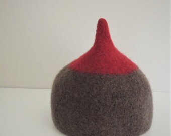Crocheted Felted Pinty Hat (Gray + Red)