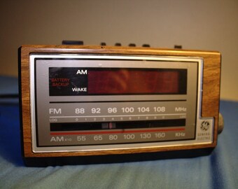 Vintage Retro General Electric Radio Alarm Clock AM FM Model 7-4601A