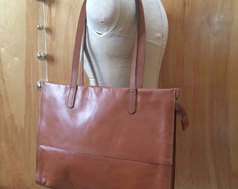 Simple vintage leather zippered-top shoulder bag