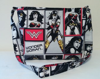 WONDER WOMAN Medium size zipper bag