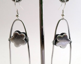 Earrings in silvery metal beat