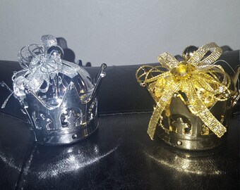 Fillable plastic gold crown party favor
