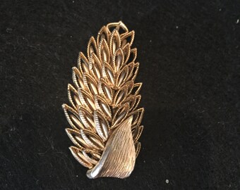 A beautiful Vintage Gold tone 3 dimensional costume brooch signed by CAPRI / Capri brooch / Vintage brooch / Multi Leaf design
