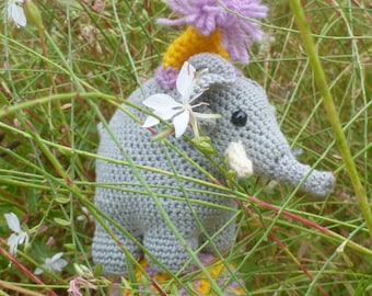 AMIGURUMI ELEPHANT TIGHTROPE WALKER