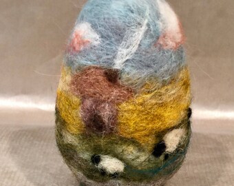 Easter egg, needle felted easter egg, Easter decor, Easter ornament, Waldorf egg, needle felted sheep, wool sheep, wool egg, spring decor