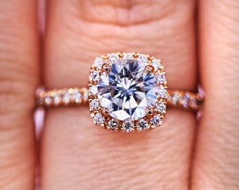 Elegant Round Cut Diamond Ring in Rose Gold
