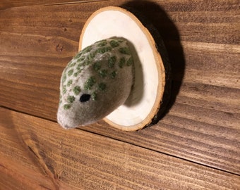 Wood slice mount add-on for faux taxidermy felt animals