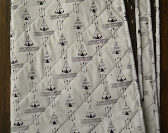 Black and White Teepee/Arrow Quilted Blanket