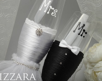 Champagne flute Bride and groom champagne flutes Mr and Mrs champagne flutes Bride groom toasting flutes Bride and groom toasting flutes