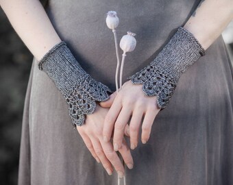 Anthracite wrist warmers. Handmade crocheted and knitted. Woo/polyamide. Anthracite color.