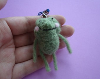 Upcycled – Needle felted green frog plush keychain
