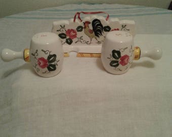 Free Shipping!!! Vintage Mid Century Ucago PY Early Provincial Roosters And Roses Hanging Salt And Pepper Shakers With Matching Rack