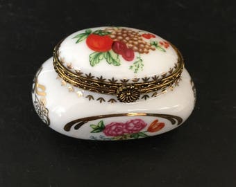 Vintage Pill box. Del Prado pill box. Vintage Pill box. Trinket box. Porcelain pill box. Gift for her.