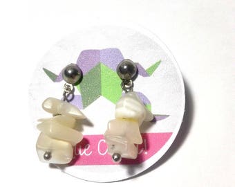 Earrings 2.5 cm long in mother of pearl chips