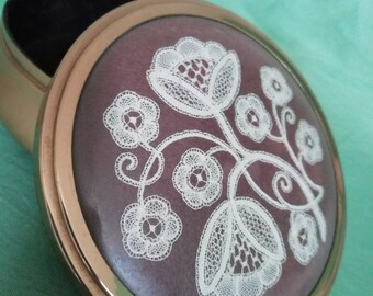 Beautiful hand lade bobbin lace jewellery box