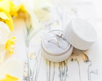Velvet Ring Box - Ring Box - Wedding - Engagement ring box - Proposal Ring Box - Personalized Gift - Round - Light grey