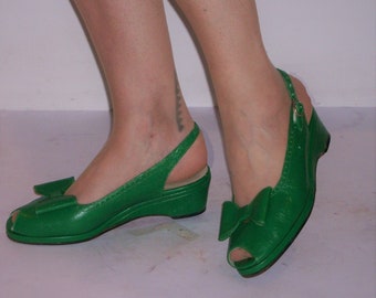 Adorable vintage green peep toe wedges w/huge bows US 7 - 7 1/2 / UK 5 - 5 1/2