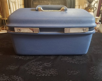 Vintage medium blue samsonite concord train case with key