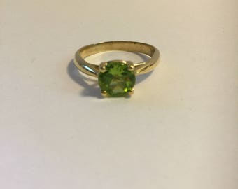 14K yellow gold peridot ring