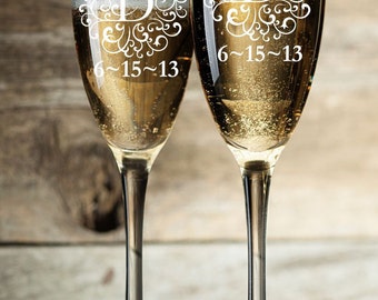 Personalized Champagne Glasses Champagne Flutes Bride and Groom Toasting Glasses Set of 2