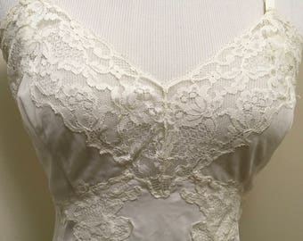 Vintage 60s white slip/nightgown/nylon fabric delicate cream lace detail full slip petticoat