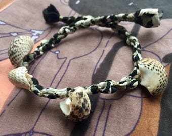 Silk Shell jewelry with Black Mcpie Shell charms. Black & White handmade silk Sea shells bracelet. Italian Sea jewelry - Ocean lover gift