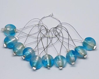 Two tone snag free stitch markers