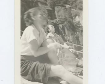 Vintage Snapshot Photo: Spitting Contest? c1940s (69504)
