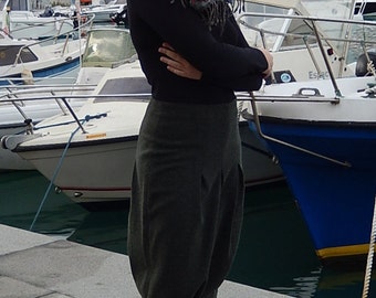 Long pleated skirt indented
