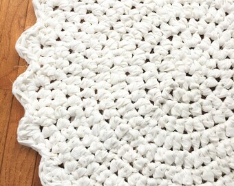 Crochet Rag Rug, White Round Rag Rug, White 24" Crocheted Round Rug, White Scalloped Rag Rug, Cottage Chic Crochet Rag Rug, Shabby Rug