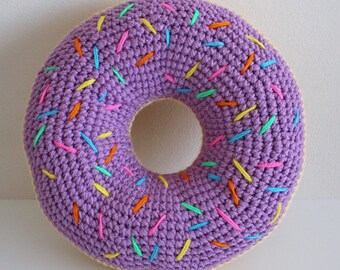 Helder paars berijpte donut kussen met rainbow hagelslag haak