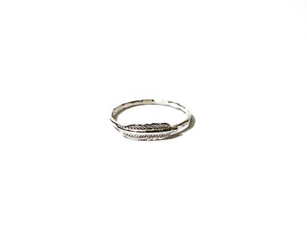 Feather ring - Sterling silver feather ring - stacking ring - knuckle ring - midi ring